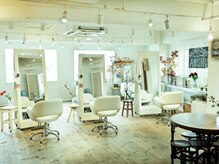 アッシュヘアー(A-shu hair)の雰囲気（明るい日差しが差し込む店内☆開放的なリラックス空間！）