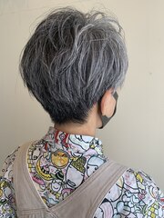 グレイヘアーショート