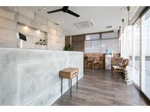 オーブ ヘアー フローラ 高知店(AUBE HAIR flora)の雰囲気（開放感のある明るい店内で、くつろぎの時間をお過ごしください。）