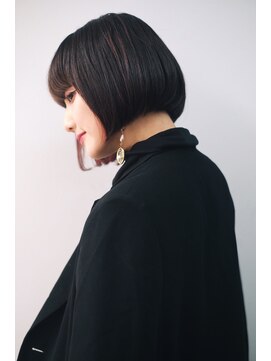 にしはら 美容室 【倉地雄介】洗練された前下がりボブ＋インナーピンク