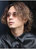 大人の波巻きスパイラルパーマミディアムロングメンズカットヘア