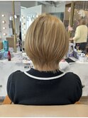 丸みシルエットで魅せる大人ショートボブ