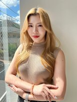 ティア(Tia.)&nbsp;韓国風/くびれヘア/ロング/センターパート/ブロンド