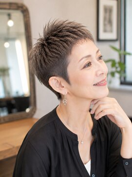 バグズ(Baguz) 50代60代若見え上品ひし形ハンサムショート美フォルム