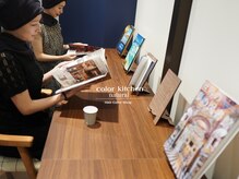 カラーキッチン ナチュラル 表参道店(colorkitchen natural)の雰囲気（カフェ【お好きなドリンクでゆったり、こだわりの本もお楽しみ】）
