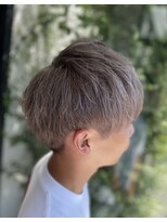 アンダートゥリーガーデン(UNDER TREE GARDEN)&nbsp;アッシュベージュ×刈り上げスタイル