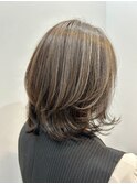 グレイヘアを馴染ませるベージュ系のハイライト
