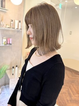 ジーナ 博多(Zina) ミルクティーグレージュ×外ハネ ミディボブ