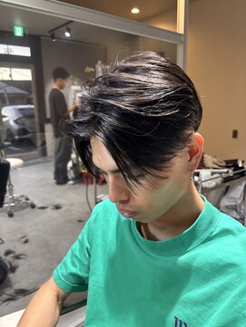 クヴェル(Kvell) 外国人風センターパート×テーパーフェード