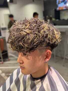 フジヤマ バーバー ショップ(FUJIYAMA BARBER SHOP) スペインカール／ハイライトカラー／ナチュラルフェード