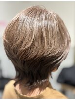 アンジー(Angee)&nbsp;ウルフカット×ミルクティーベージュで、軽やかで柔らかな印象に