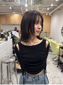 透明感ある暗めグレージュと顔まわりレイヤー外ハネボブ