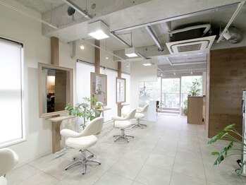 グリーム ヘアー(GREAM hair)の写真/【武庫之荘】明るく開放感のある店内でくつろぎながら綺麗に…♪細かな気遣いや丁寧な接客も人気の秘訣◎