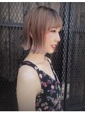 モード感もあるグレージュ