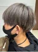 明るめグレーのマッシュスタイル