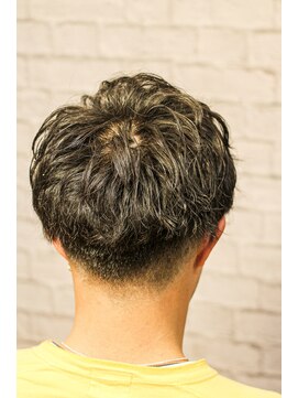 銀座マツナガ 新宿野村ビル店 バーバースタイルが映える、前下がりスパイラルマッシュ