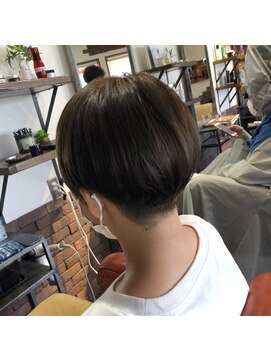 ヘアスタジオ ガロウ(hair stuido garou) 女性らしさをしっかり残した刈り上げショート