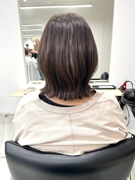 グラフ 蔵前(GRAFF) 切りっぱなしボブ白髪ぼかしハイライト