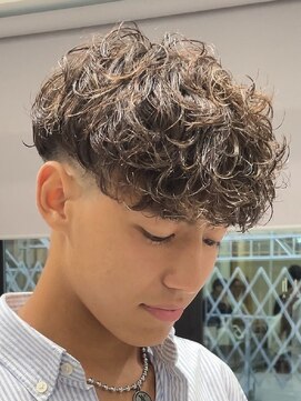 レタッチ バイ フィフス 天神大名(RETOUCH by fifth) スペインカールスパイラルパーマ波巻きマッシュフェードメンズ