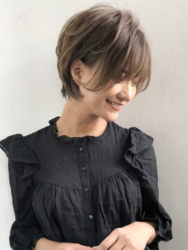 オーソ(AUTHO) 前髪/ショートヘア/斜めバング/グレージュカラー/丸型 h