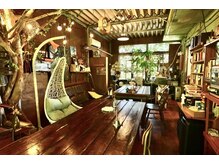 施術後は読書と腸活ランチが楽しめるカフェも併設しております