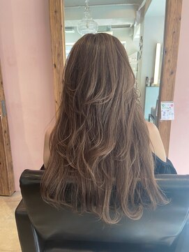 ティータ(teeta) 立体感抜群ロングヘアスタイル