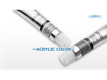 アクセントカラーには高彩度の《アクリルカラー》