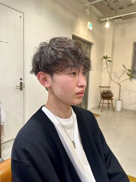 ジジ 宇都宮(Gigi) ダークアッシュ/アッシュブラック/カルマパーマ/ベリーショート