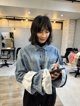 ヘアスタイルを作り込み過ぎないナチュラルな《抜け感》