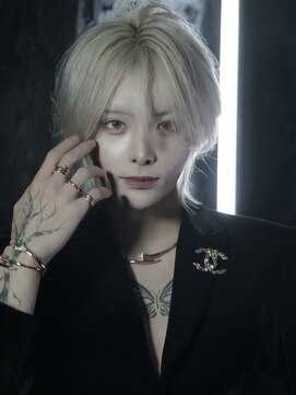 K Jingu ホワイトカラーで作るシースルー中性ウルフ