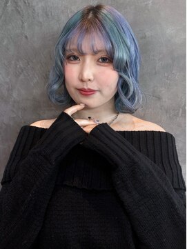 ブルーグリーン ハイトーンカラー ウェーブヘア ショート