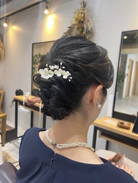 エラ(Ella) 上品なアップアレンジ