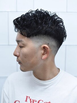 メリケンバーバーショップ コウベ(MERICAN BARBERSHOP KOBE) スーツ短髪ツーブロック束感モテる黒髪シークレットパーマ流行b5