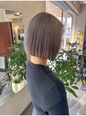 切りっぱなしボブ　ハイトーングレージュ
