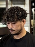 スパイラルパーマ　ブリーチ　スキンフェード　メンズ