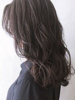 大人女性の上質サロン♪一歩先行くグレイカラーを"DEFI"で体験。艶のある若々しい髪へ…☆