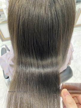 エスカーラ 表参道(THE ESCALA) @shino_ne197/透明感バッチリアッシュグレージュカラー