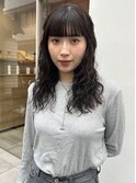 モノトーン×ウェットヘアが映える、シティカジュアル