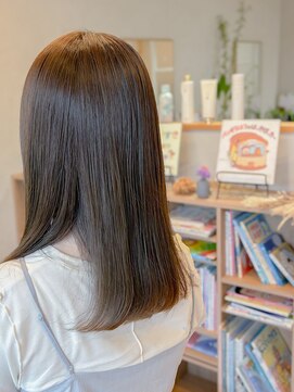 エホン(ehon) 光をまとう、揺れるたび透ける初夏のグレージュカラー