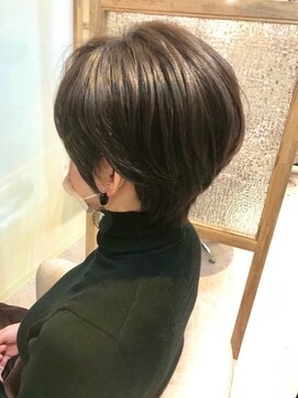 エニー(ennie') フェミニンショート×グレージュカラー【緑地公園/吹田/豊中】