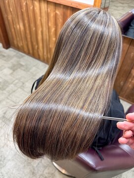 美容室 アーク ハイライトを入れていても、至極の縮毛矯正で艶髪に