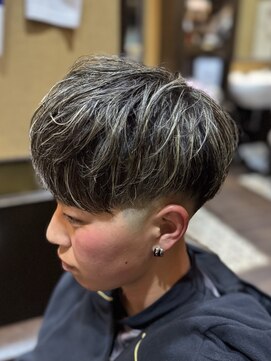 ヒロギンザバーバーショップ 大宮店(HIRO GINZA BARBER SHOP) ロースキンフェード金メッシュ/大宮/細めメッシュ