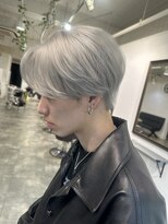 イリ 梅田(ili) ホワイトシルバー/センターパート