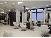 プランタン フォー ヘアー(printemps FOR HAIR)の雰囲気（白を貴重にした店内で、開放感のあるサロン。）