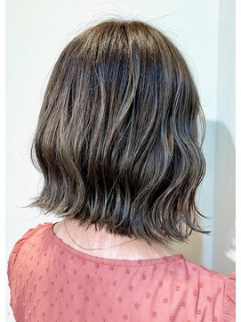 バズ ビー(BUZZ Bee) ハイライト＋グレージュ＋ボブスタイル