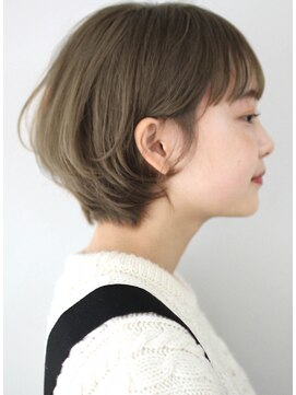 サーカス バイ ビュートリアム 青山(CIRCUS by BEAUTRIUM) ふんわり　丸み　耳掛けショートヘア　ショートボブ　30代　40代