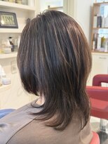 ユーアンドアイ(you & i)&nbsp;暗めアッシュブラウンでも軽やかに｜ミディアムレイヤー