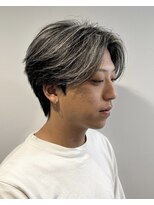 シェール(CHER)&nbsp;センターパートウルフ　ホワイトハイライト　ニュアンスパーマ