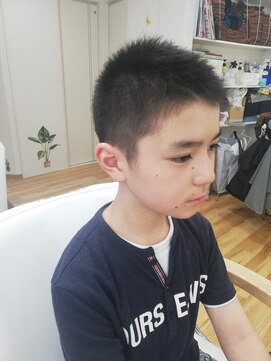 今日は美容院 小学生カッコいいベリーショート