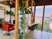 1階/6席　開放的な室内でゆったりとした空間